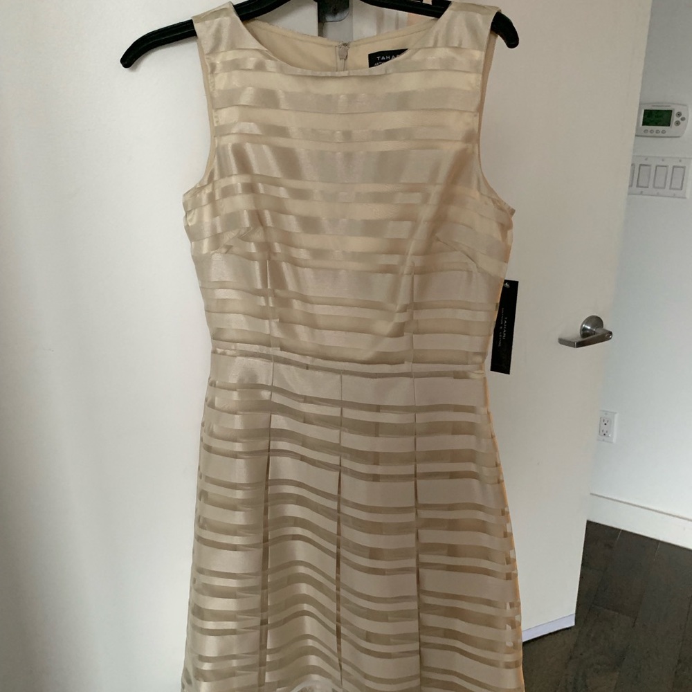 Tahari size 2 gold stripe knee length dress